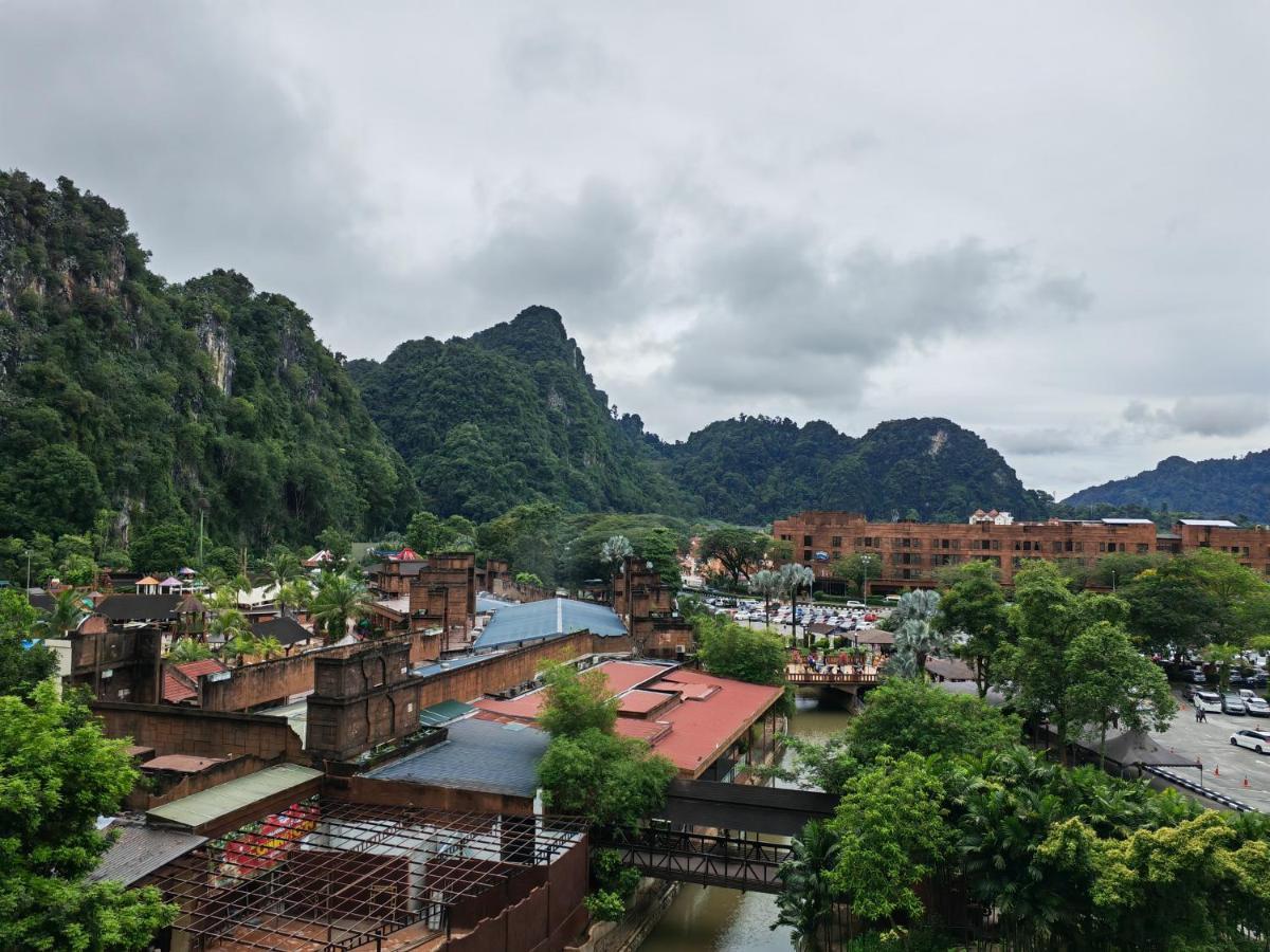 Cozy With 270 Degree Mountain And Theme Park Views *
